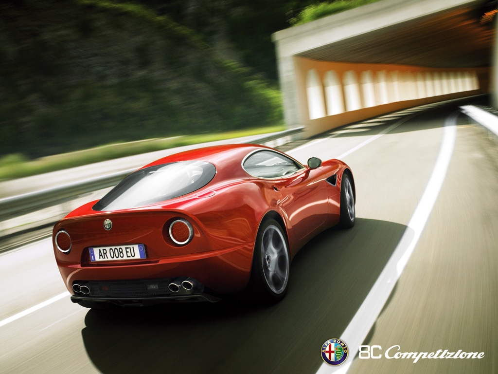 Kırmızı 8C Competizione arka üç çeyrek açıdan