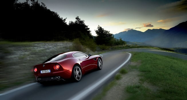 8C Competizione dağ yolunda arkadan hareket halinde