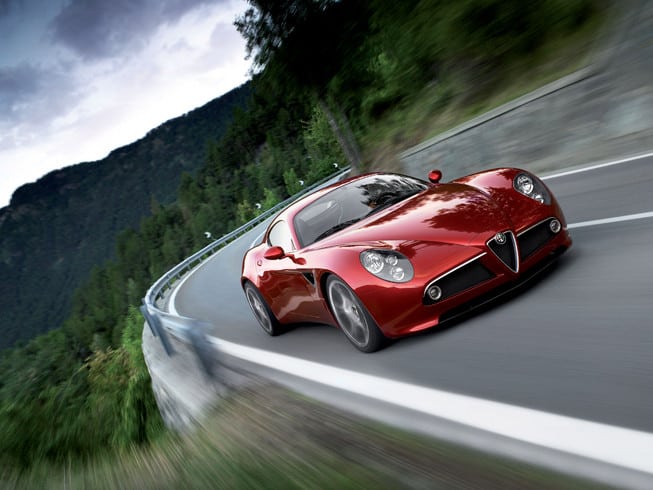8C Competizione virajda önden üç çeyrek açıdan