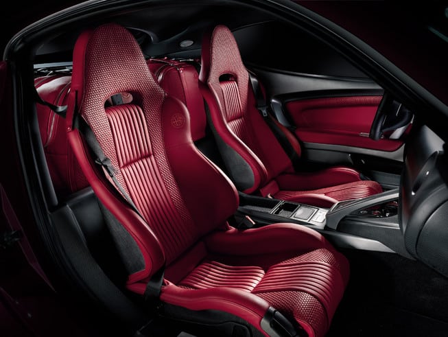 8C Competizione kırmızı deri koltukları ve orta konsolu