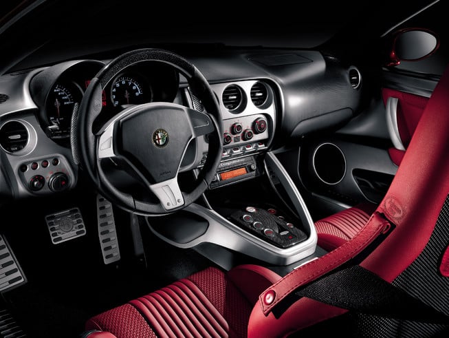 8C Competizione direksiyon gösterge paneli ve kokpiti