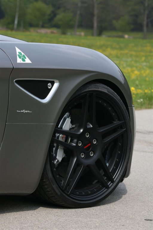 8C Spider ön çamurluk Quadrifoglio rozeti ve siyah Novitec jant