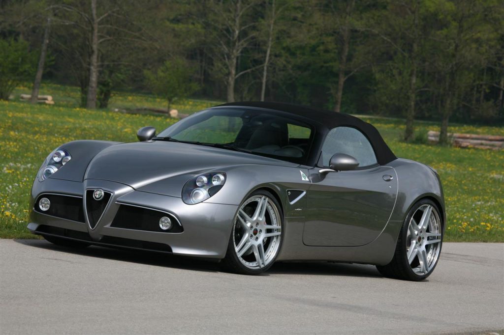 Gri Alfa Romeo 8C Spider kapalı kumaş tavanla önden görünüm