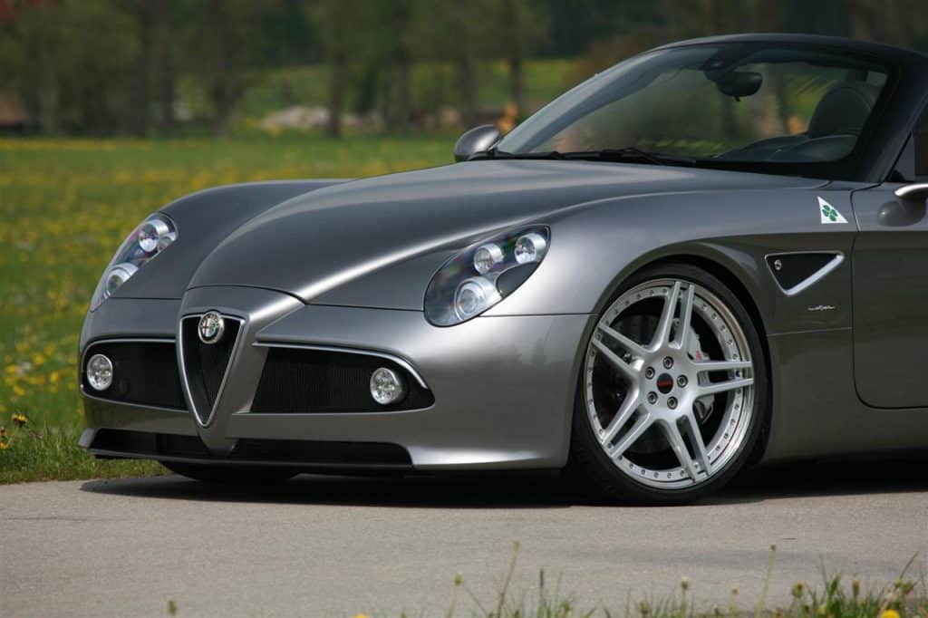 Alfa Romeo 8C Spider ön bölüm ve gümüş Novitec jant detayı
