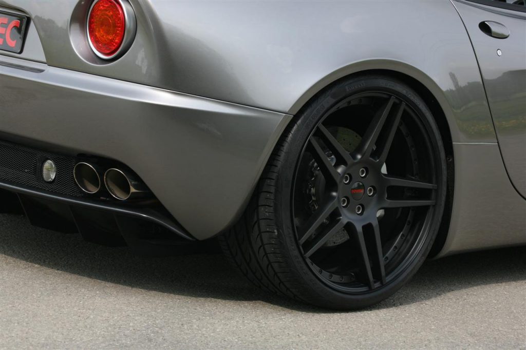 8C Spider siyah Novitec arka jant ve egzoz ayrıntısı
