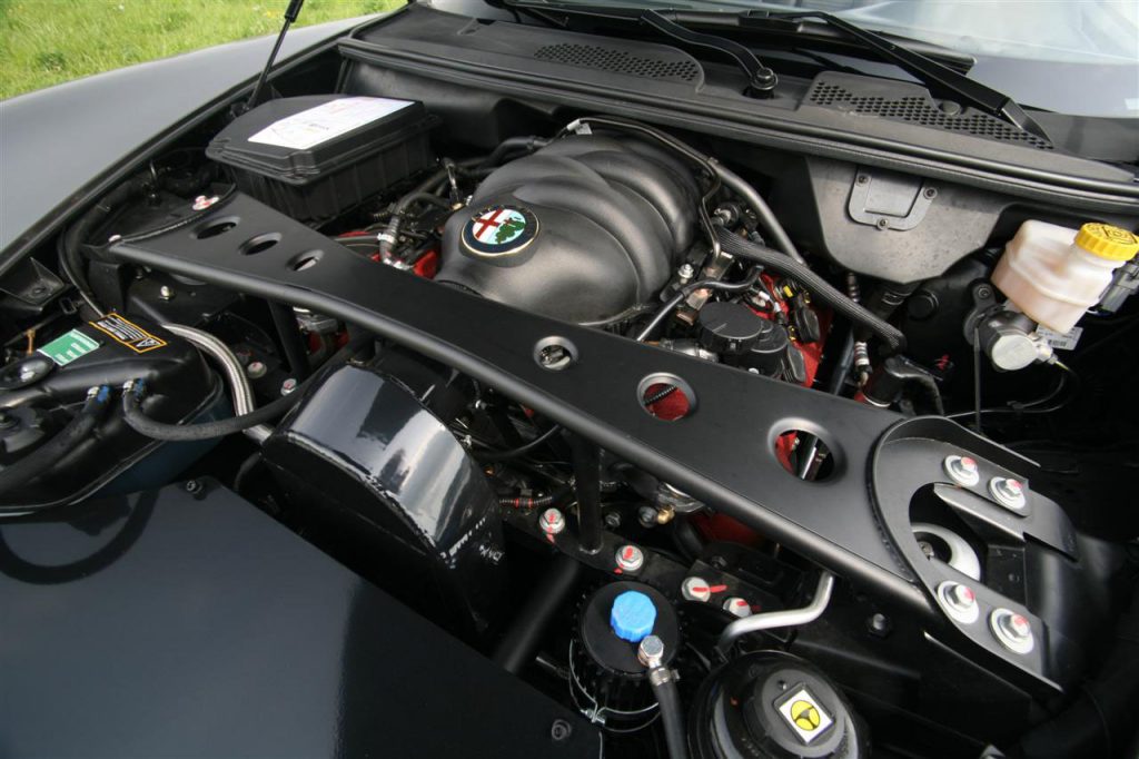 Novitec kompresörlü 4,7 litrelik V8 motor bölmesi