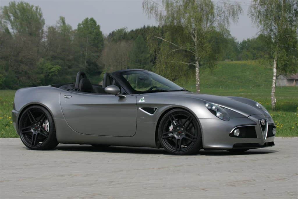 Açık tavanlı Alfa Romeo 8C Spider yan görünümü ve siyah jantlar