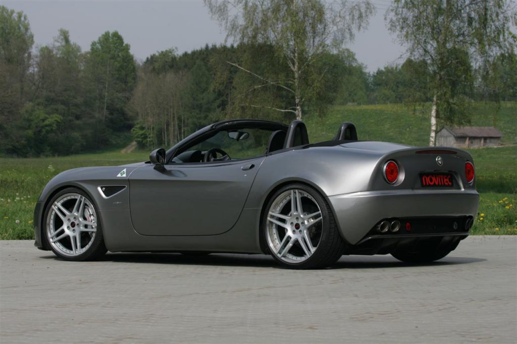 Alfa Romeo 8C Spider açık tavanla arkadan üç çeyrek görünüm