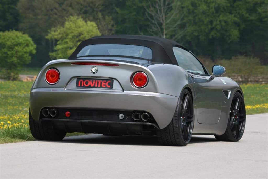 Alfa Romeo 8C Spider kapalı tavanla arka görünüm