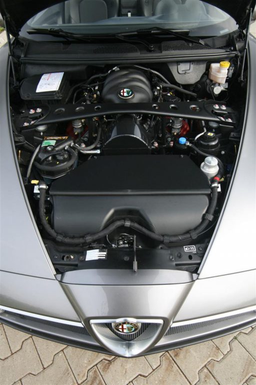 Alfa Romeo 8C Spider motor bölmesinin üstten görünümü
