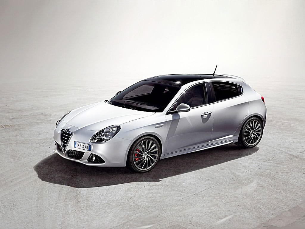 Gümüş Giulietta yüksek açıdan ön üç çeyrek görünüm