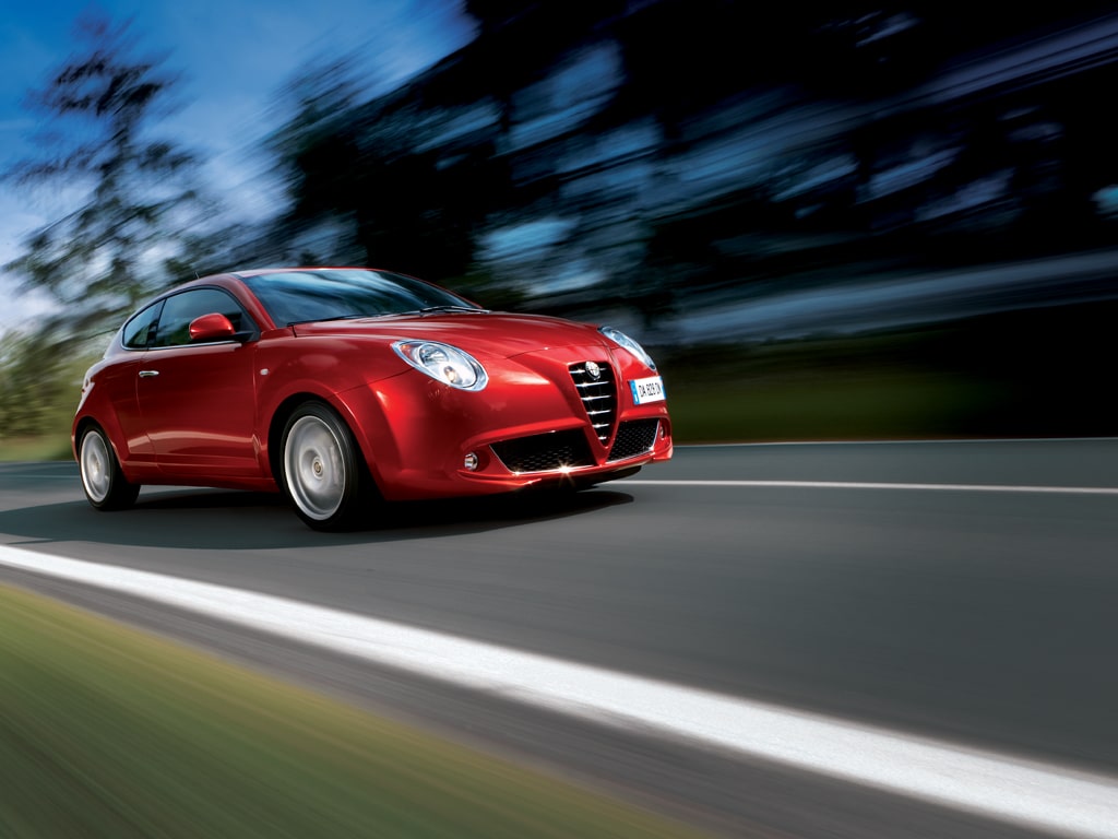 Alfa Romeo MiTo kırmızı gövde ön üç çeyrek görünümü