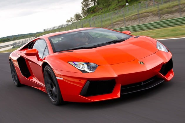 Turuncu Aventador LP 700-4 pistte önden üç çeyrek görünüm
