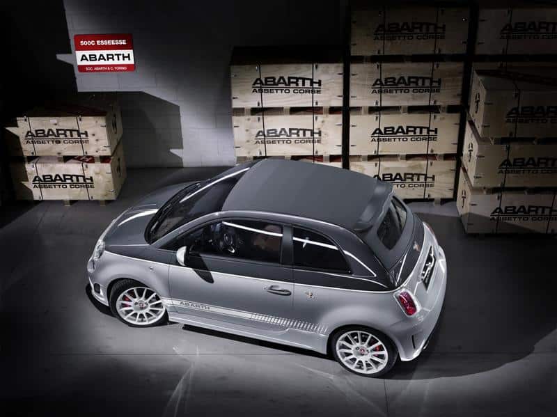Abarth 500C esseesse yan görünümü ve 17 inç jantları