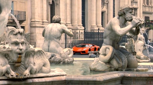 Turuncu Lamborghini Aventador LP 700-4 Roma şehir çekiminde