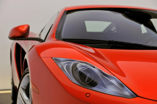 McLaren MP4-12C kırmızı ön bölüm ve sol far detayı