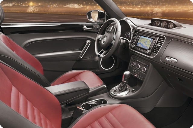 2011 Volkswagen Beetle standart kırmızı gövdeyle ön üç çeyrek görünüm
