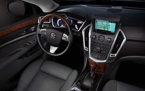Cadillac SRX sürücü kokpiti ve navigasyon ekranı