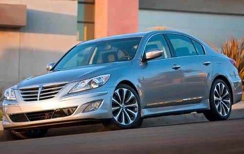 2012 Hyundai Genesis gümüş renkli sedan ön üç çeyrek görünüm