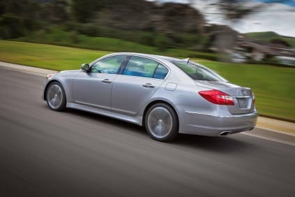 Hyundai Genesis yolda arka üç çeyrek görünüm