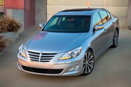 Hyundai Genesis ön ızgara farlar ve kaput görünümü
