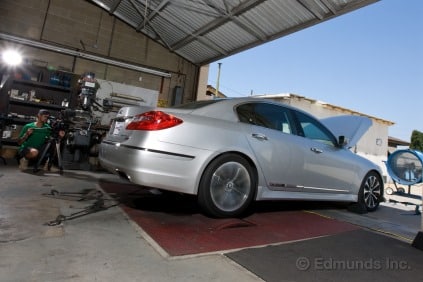 Hyundai Genesis gümüş renkli sedan test düzeneğinde arka görünüm