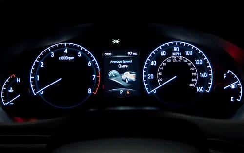 Hyundai Genesis gösterge paneli ve bilgi ekranı