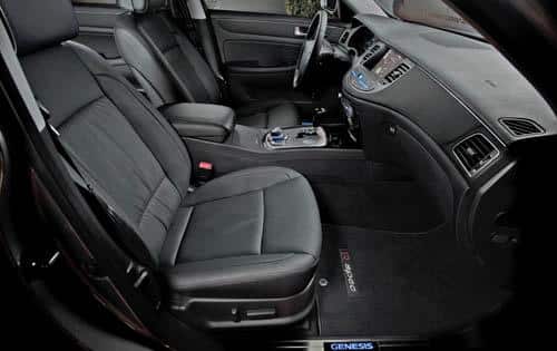 Genesis 5.0 R-Spec siyah deri ön koltuklar ve kokpit