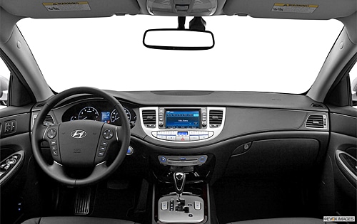 Hyundai Genesis direksiyon orta konsol ve multimedya ekranı