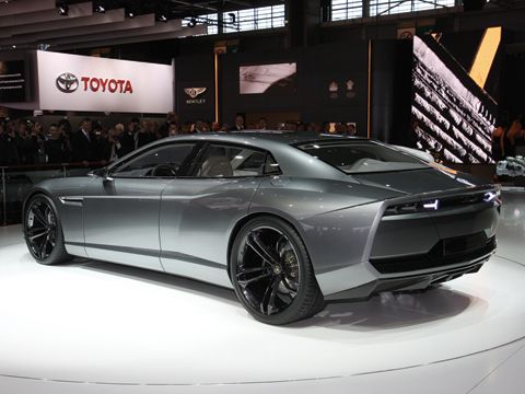 Lamborghini Estoque fuar alanında sol arka görünüm