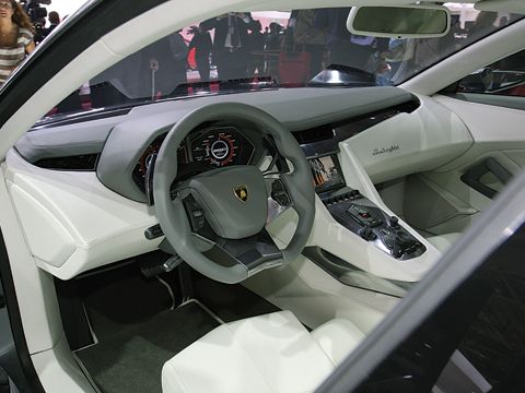 Lamborghini Estoque beyaz deri kokpit ve direksiyon görünümü