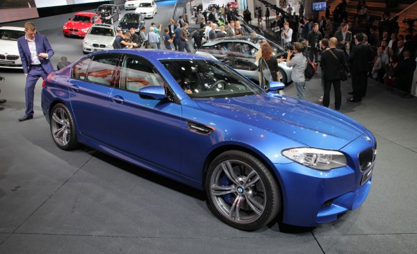 2012 BMW M5 mavi sedan fuar standında ön sağ üç çeyrek görünüm