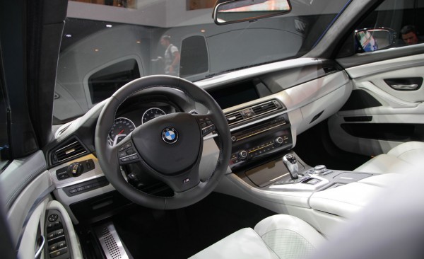 BMW M5 açık renkli kabin M direksiyon simidi ve vites seçicisi