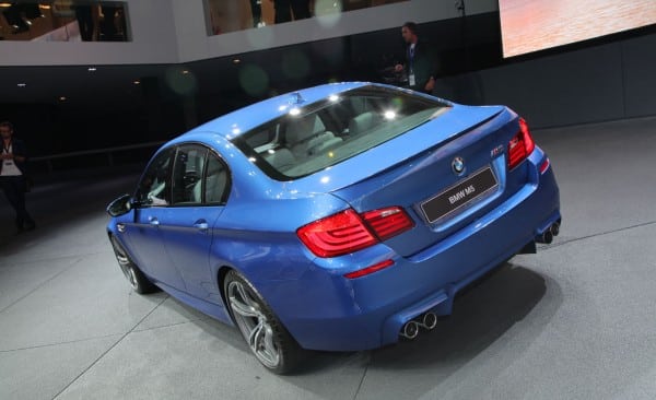 BMW M5 arka sol üç çeyrek görünüm ve dört egzoz çıkışı