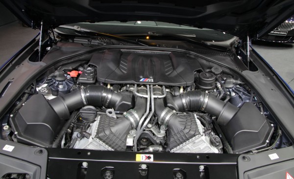 BMW M5 V8 motor bölmesi ve çift hava kutusu