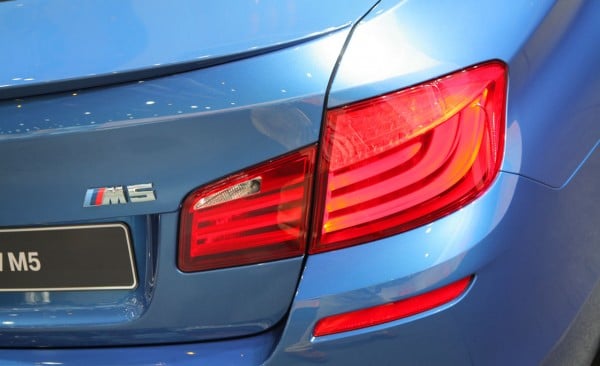 BMW M5 bagaj kapağı rozeti ve sağ arka stop lambası yakın görünüm