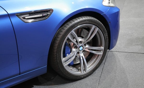 BMW M5 ön tekerleği M çift kollu jant ve mavi fren kaliperi