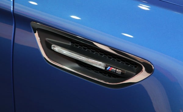 BMW M5 ön çamurluk hava çıkışı ve M5 amblemi