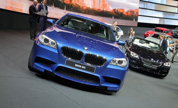 BMW M5 geniş ön hava girişleri ve böbrek ızgaralar