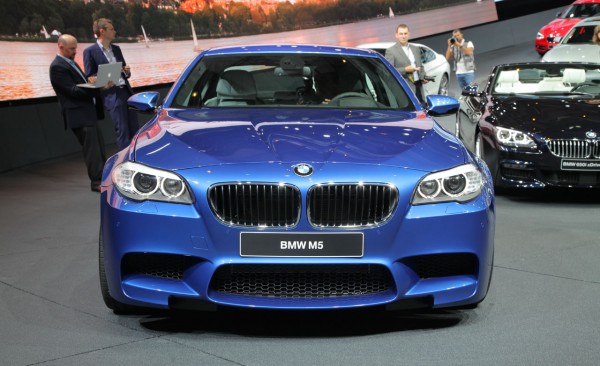 BMW M5 önden görünüm ve ön tampon hava girişleri