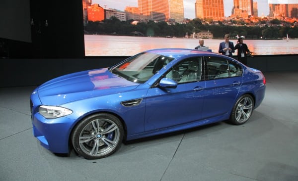 Mavi BMW M5 sedan sol yan profil görünümü