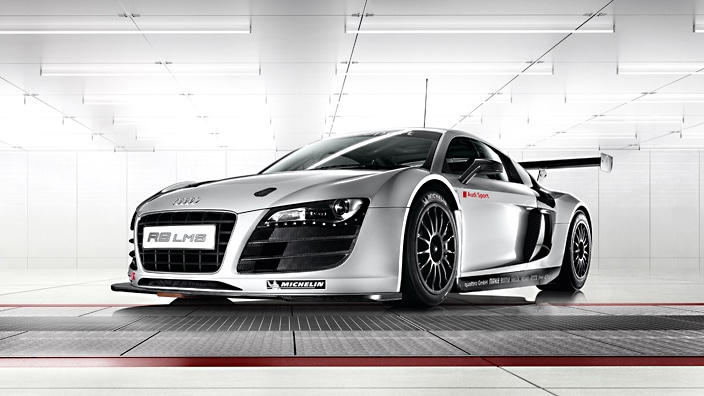 Audi R8 LMS yarış otomobili ön üç çeyrek görünümü