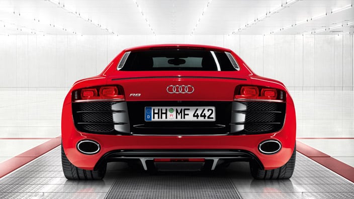 Kırmızı Audi R8 5.2 FSI quattro arka görünümü