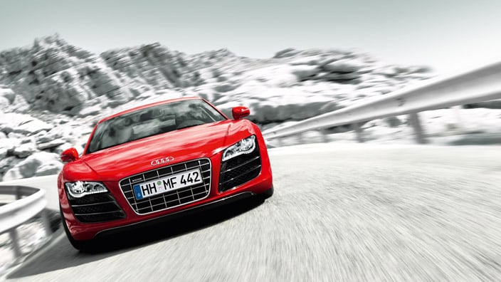 Kırmızı Audi R8 V10 dağ yolunda önden görünüm