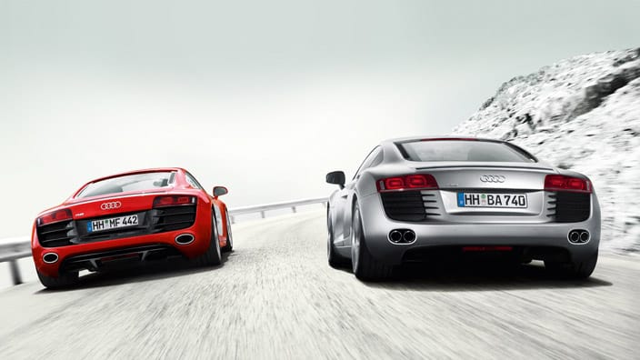 Kırmızı Audi R8 V10 ile gümüş renkli Audi R8 arka görünümü