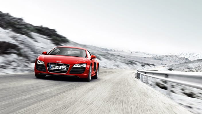 Kırmızı Audi R8 V10 dağ yolunda sürüş görünümü