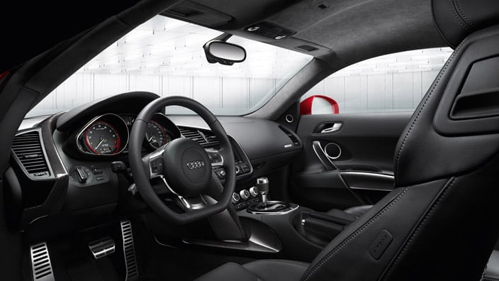 Audi R8 V10 siyah iç mekân ve sürücü bölümü