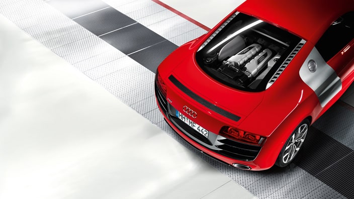 Kırmızı Audi R8 V10 motor bölümü üstten görünüm