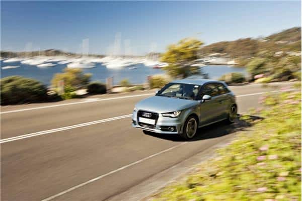 Audi A1 Sport gümüş renkli üç kapılı hatchback yolda