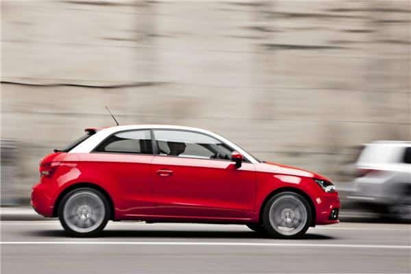 Kırmızı renkli üç kapılı Audi A1 yan profil